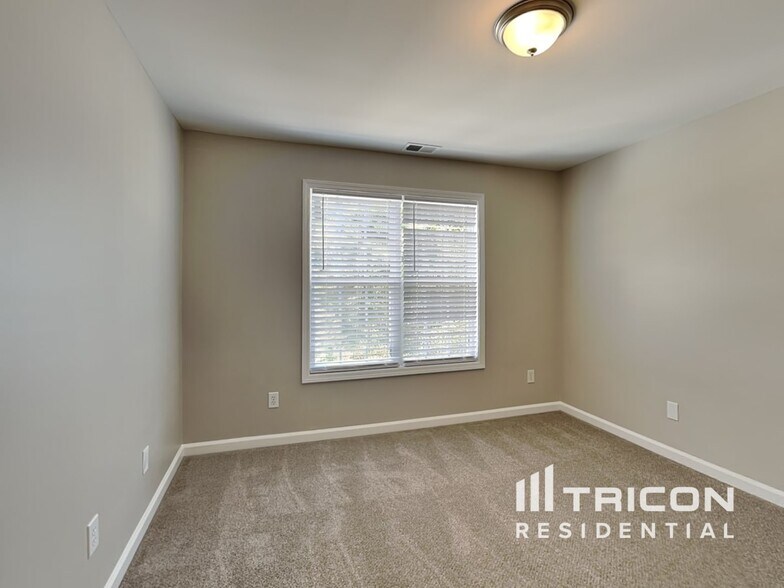 Building Photo - 9260 Carnes Estates Dr
