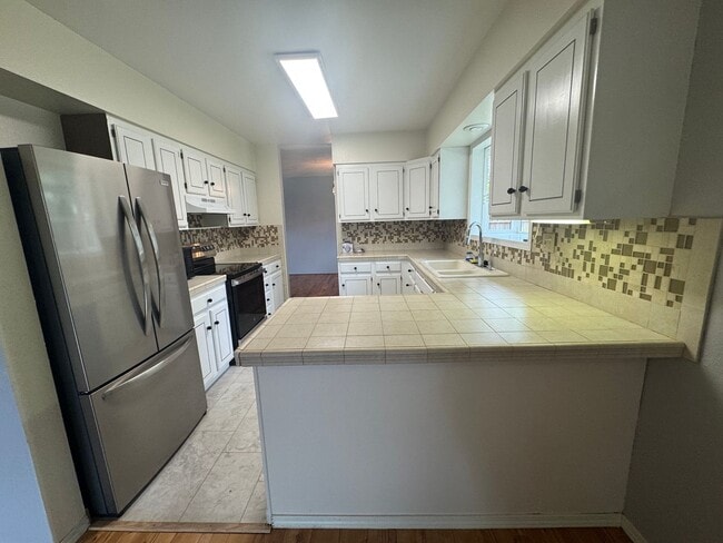 Building Photo - 3 bed 2 bath house with 2 car garage in great area!