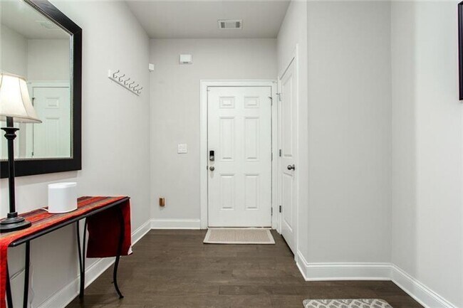 Building Photo - Large 3 Bedroom Luxury Townhome on Silver ...