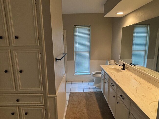 Building Photo - 4201 Valley Dr