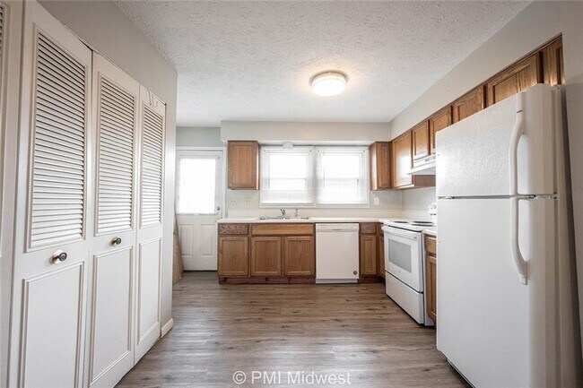 Building Photo - 207 W Green Meadows Dr
