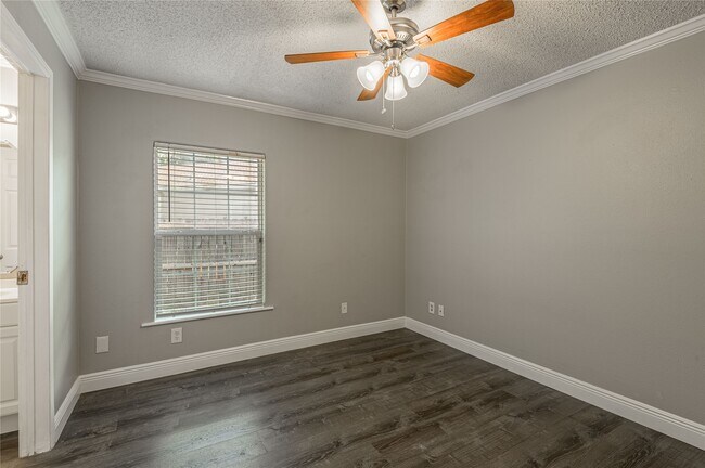 Building Photo - 164 Varsity Dr