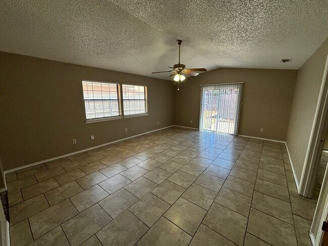 Building Photo - 2 bed 2 bath townhome