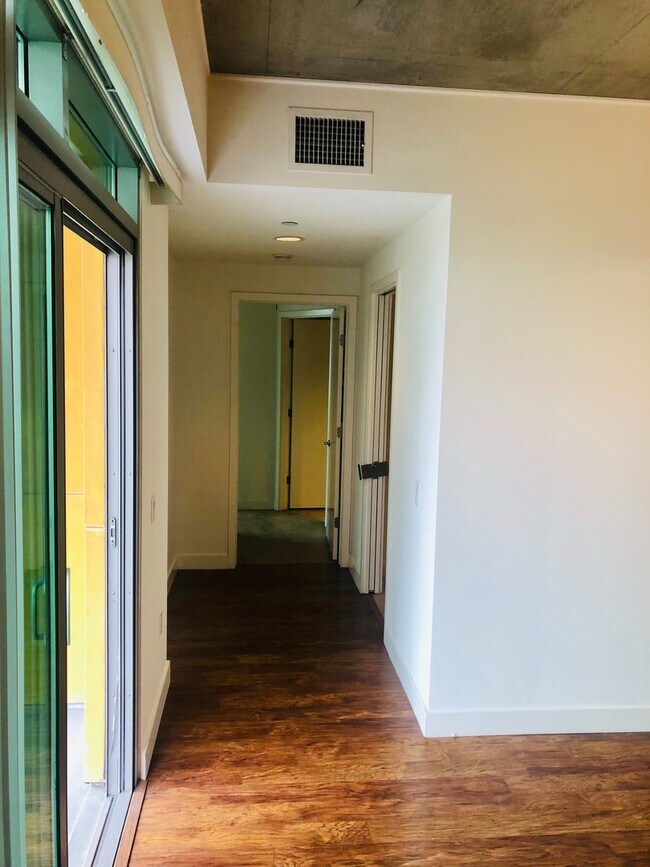 Building Photo - Beautiful 2 bedroom 2 bath in The Cortez B...