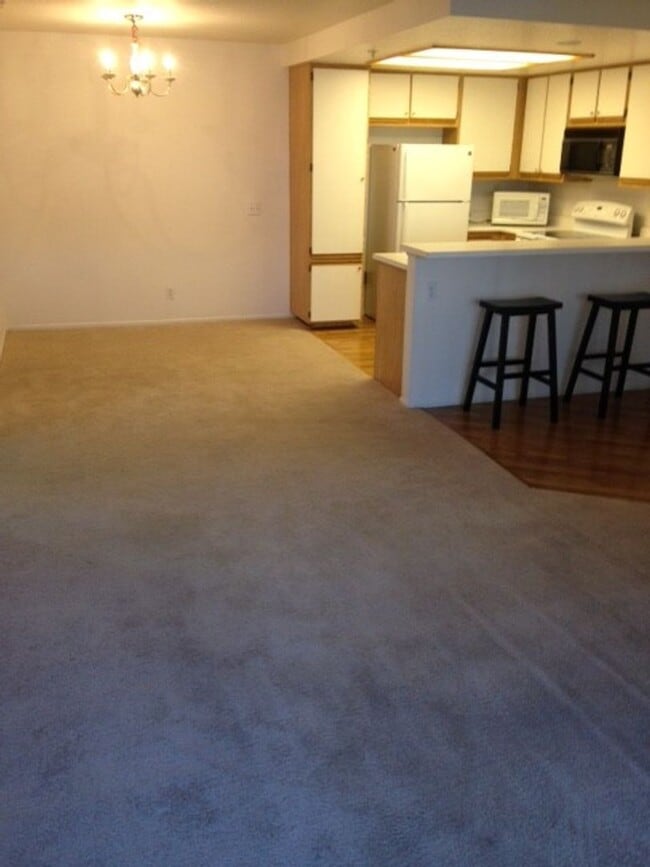 Building Photo - BEAUTIFUL ONE BEDROOM ONE BATH CONDO WITH ...