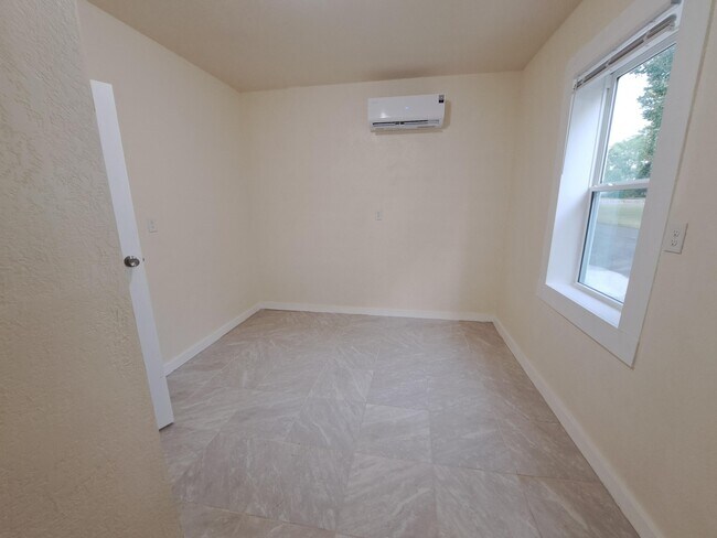 Building Photo - 1306 Iowa Ave