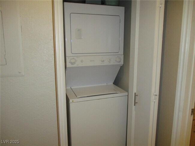 Building Photo - 270 E Flamingo Rd