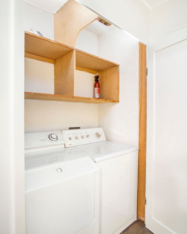 Building Photo - Spacious 3Bed/2Bath with Private Balcony A...