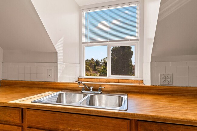 Building Photo - Utilities Included! 3 Bedrooms with Bonus ...