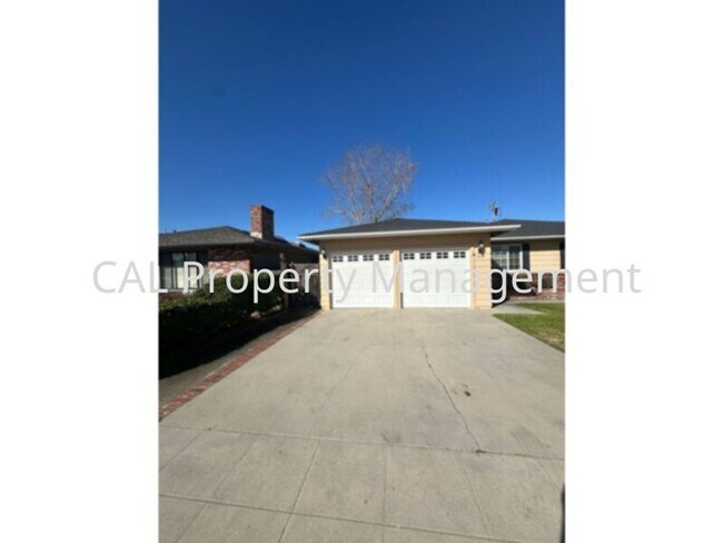 Building Photo - South Salinas 3 Bedroom, 2 Bath Home