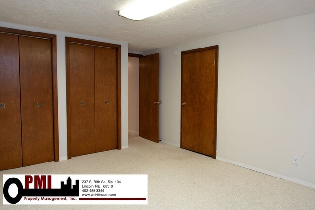 Building Photo - 8030 N Hazelwood Dr