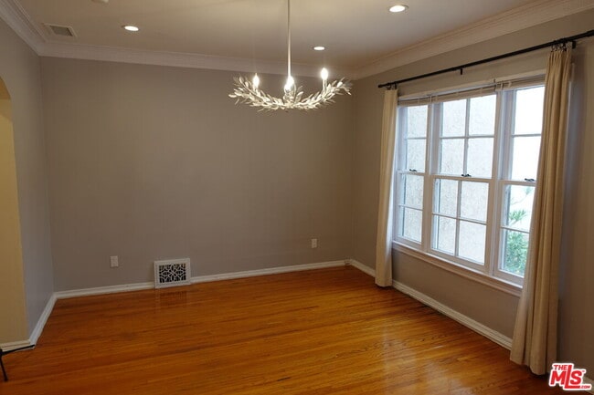 Building Photo - 906 Croft Ave