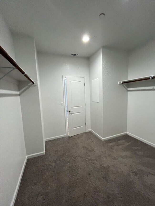 Building Photo - 3008 N Creekside St