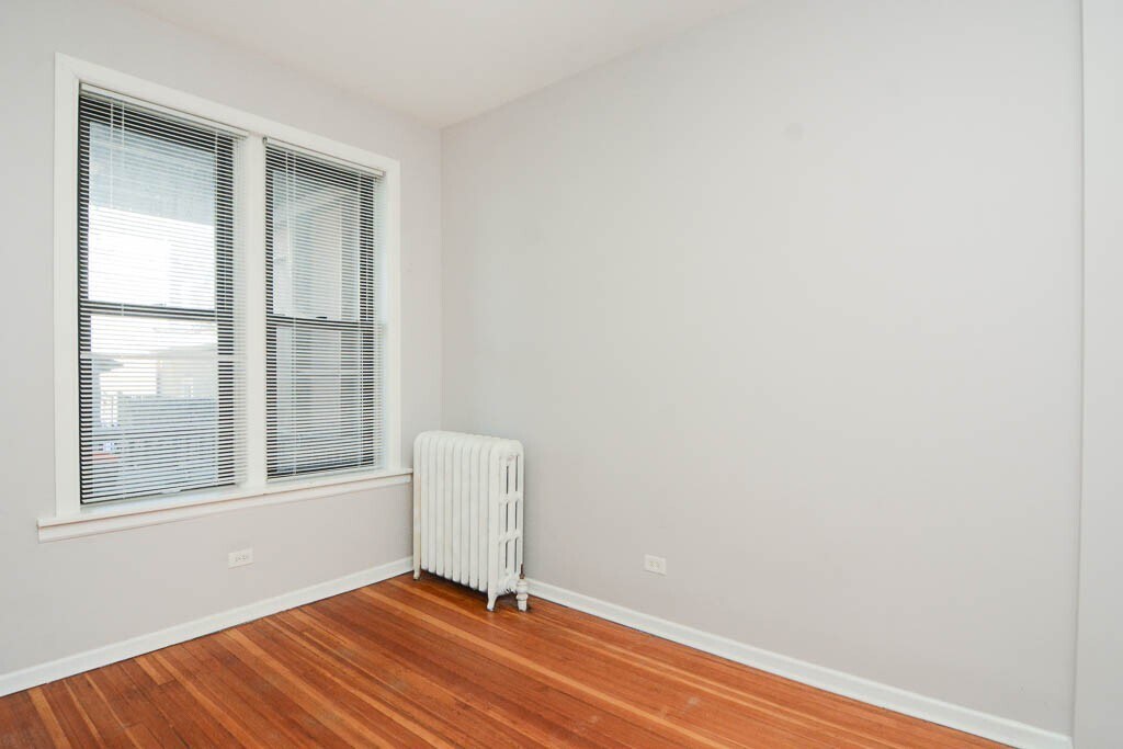 Building Photo - 2209 W Belmont Ave