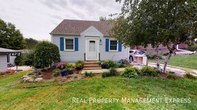 Building Photo - 3 Bedroom 2 Bathroom Single Family Home ne...