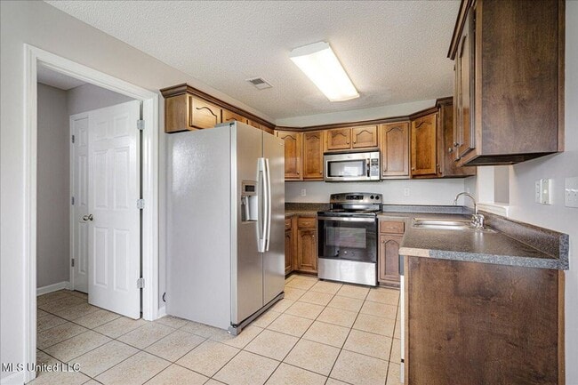 Building Photo - SNOWDEN GROVE Subdivision, 4 bedrooms