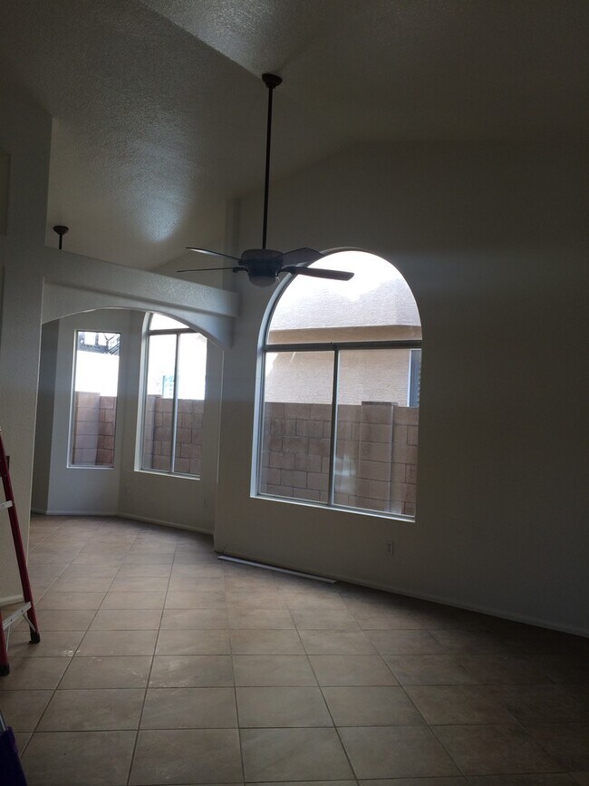 Building Photo - Beautiful 3 bedroom 2 bath North Phoenix h...