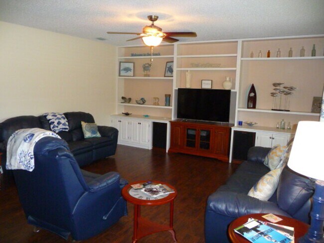 Building Photo - 3/2.5 in Sebastian FL