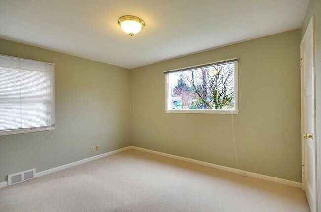 Building Photo - 3832 NE 85th St