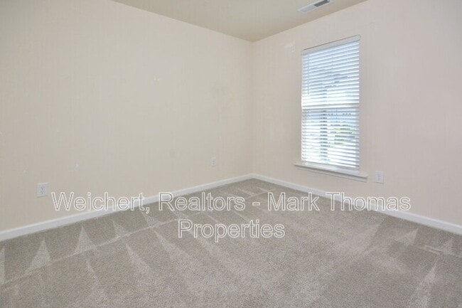 Building Photo - 409 Vassar Dr