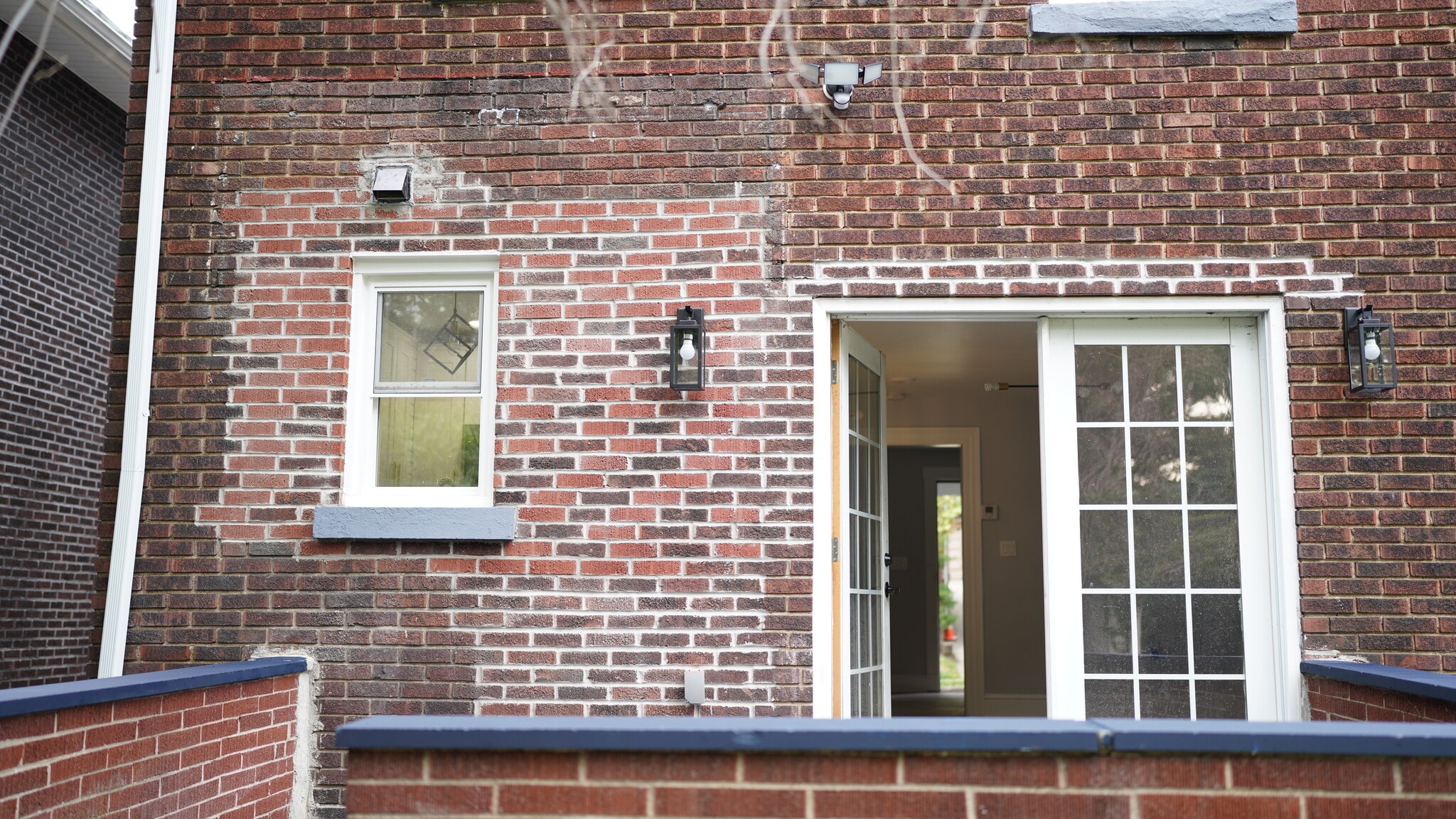 Building Photo - 3370 Parkview Ave