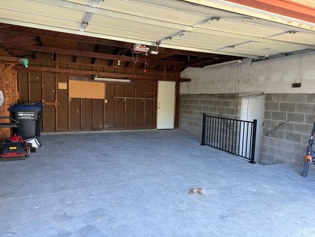 Building Photo - Comfortable, Updated Home in the Heart of Roseville. Avail NOW. *In-Unit Laundry*