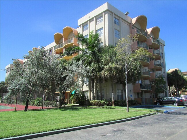 Building Photo - 9360 Fontainebleau Blvd