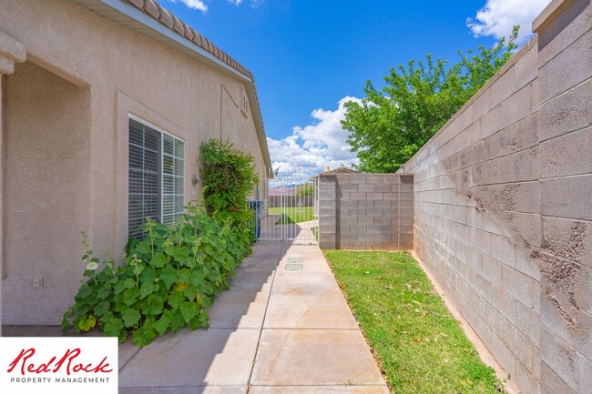 Building Photo - Remodeled 3 Bedroom Townhome with Great Vi...