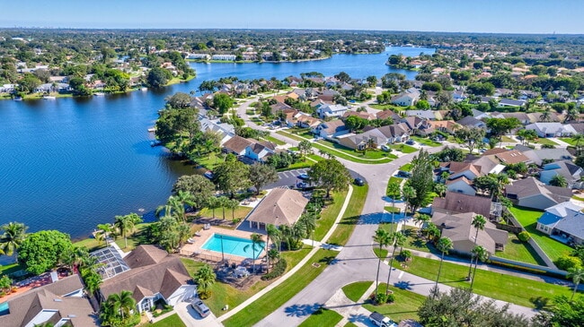 Building Photo - 12865 Meadowbend Dr