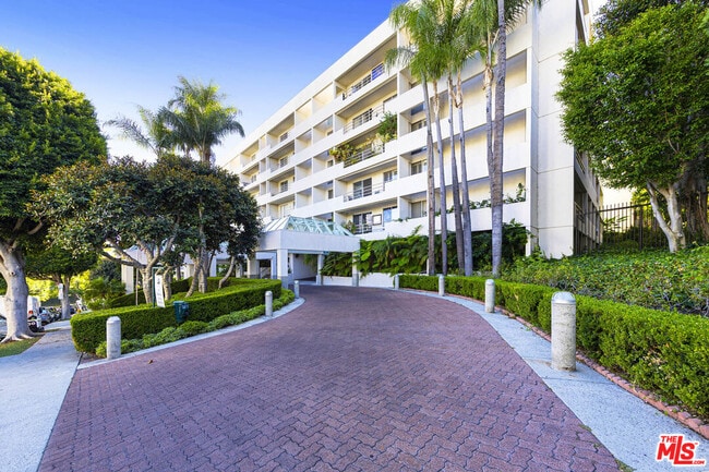 Building Photo - 1131 Alta Loma Rd