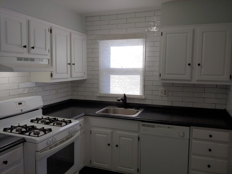 Building Photo - 2300 S Julian St