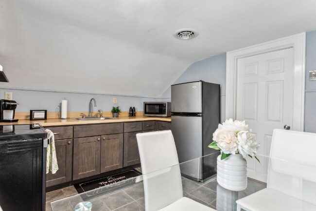 Building Photo - 3426 Kenmore Dr