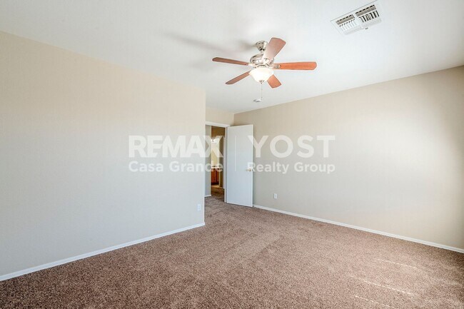 Building Photo - Spacious Living in SK Ranch!