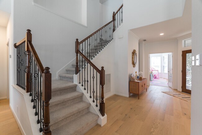 Building Photo - 135 S Rocky Point Cir