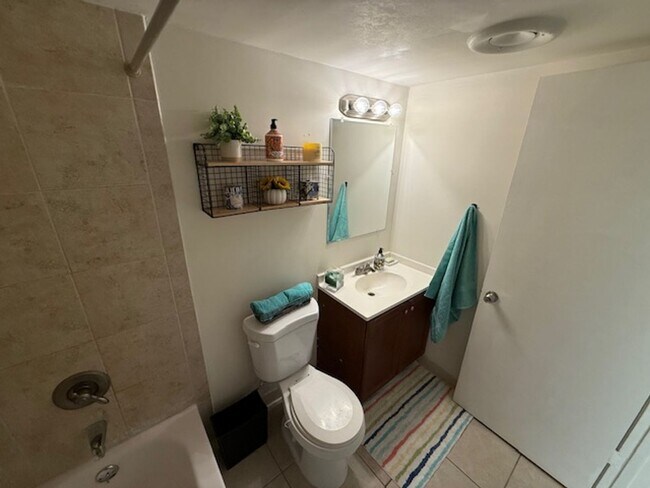 Building Photo - 2 Bed 1 Bath Spacious Apartment