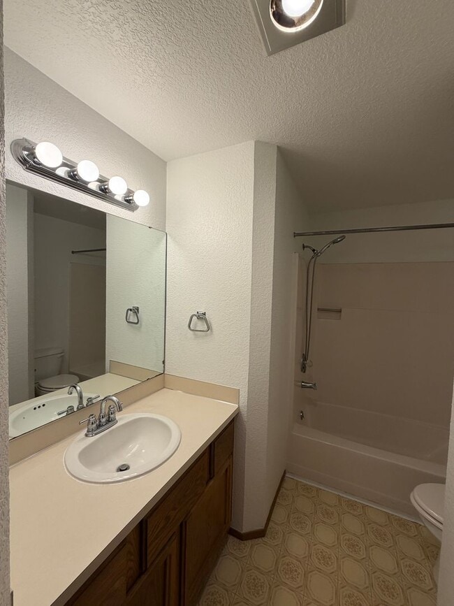 Building Photo - 1474 Diamond Rd SE