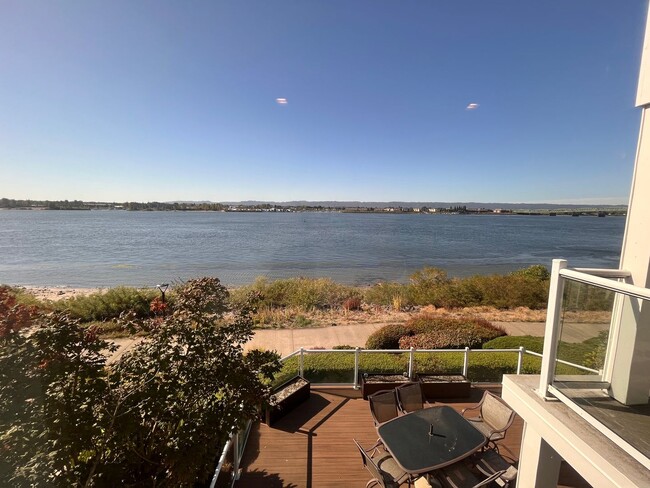Building Photo - STUNNING 3 bed 2.5 bath Condo on the Colum...