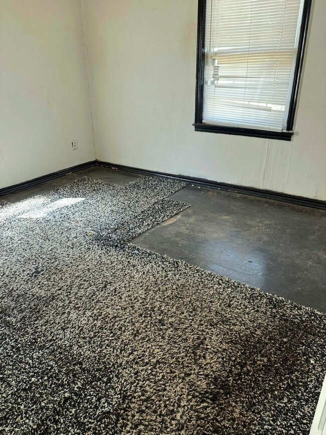 Building Photo - 2Bed 1Bath NE-side Make Ready Home