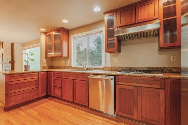 Building Photo - 2 Bedroom 1.75 Bathroom Townhome in Federal Way WA