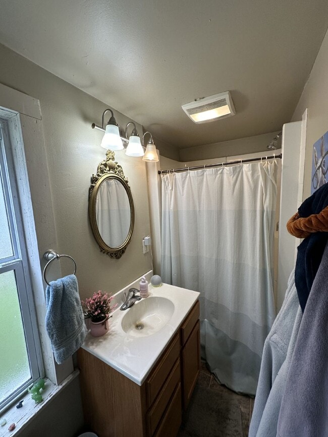 Building Photo - 4 Bed 2 Bath close to UWEC!