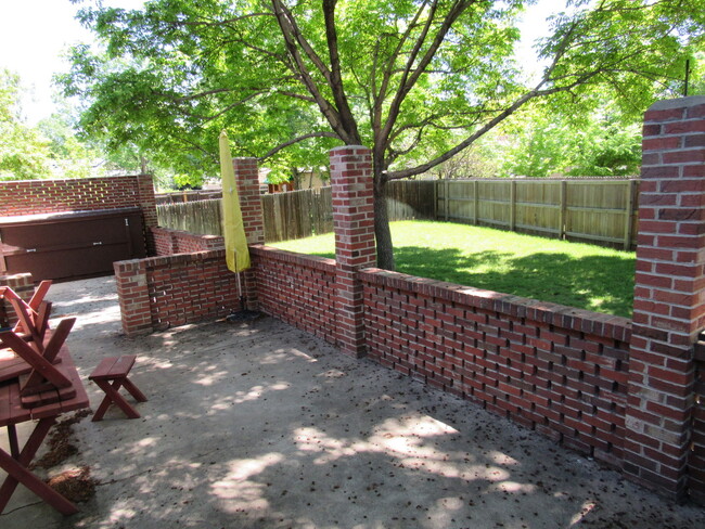 Building Photo - Immaculate Ranch with Large Backyard and B...