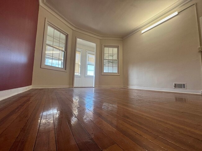 Building Photo - 85 W 50TH St