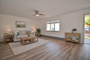 Building Photo - 410 Bishops Lodge Rd