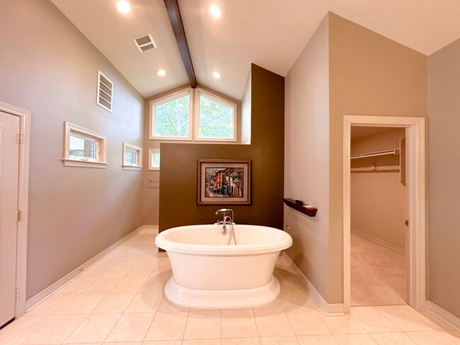 Building Photo - 3 Bedroom House: Walking Distance to Campu...