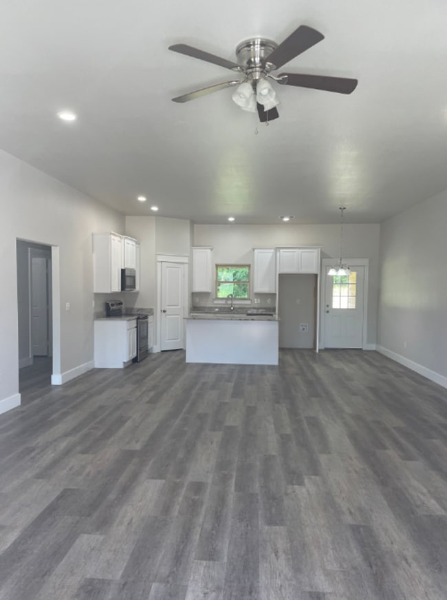 Primary Photo - Beautiful 4 bedroom 2 Bath Home In Silo Sc...
