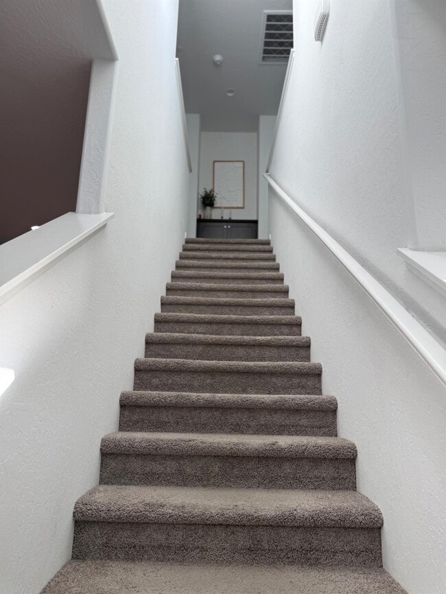 Building Photo - 761 S Kandarian Ave