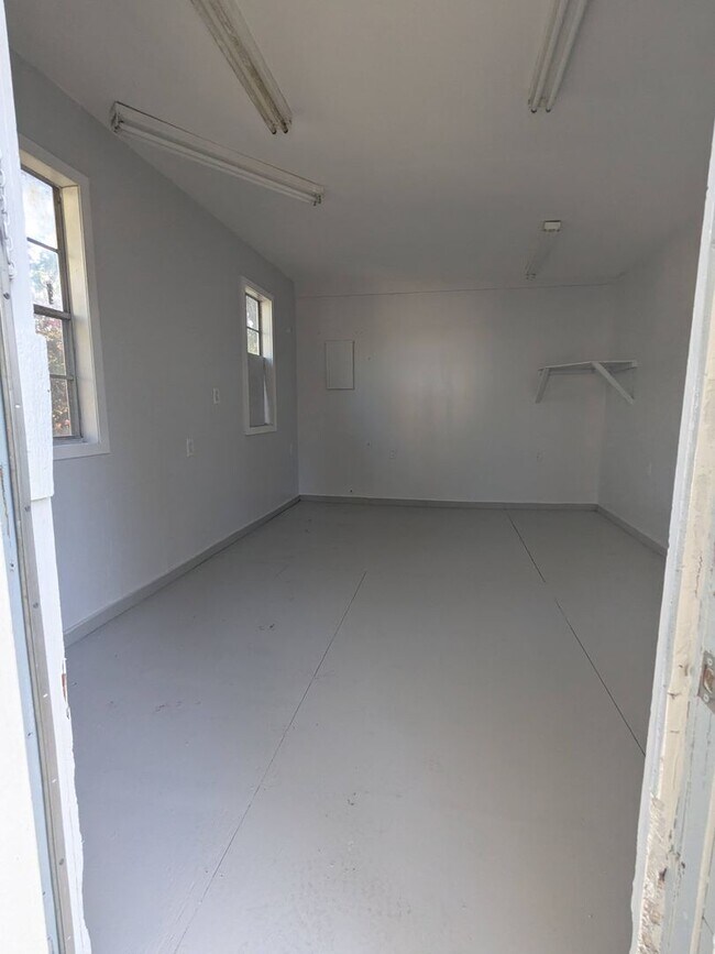 Building Photo - 2/1 Florida charm home in the heart of Palm Springs!