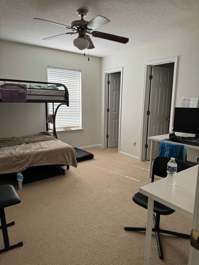 Building Photo - 865 Southern Creek Dr