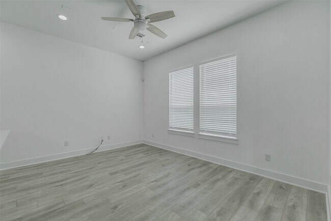 Building Photo - 5727 Elysian St