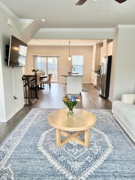 Building Photo - 1904 Glissade Ln